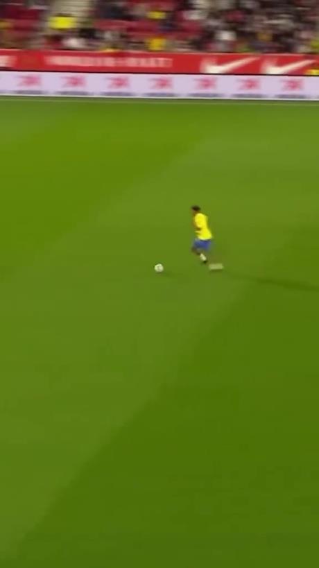 45歲還開(kāi)掛！小羅再現(xiàn)牛尾巴過(guò)人，微笑單挑門(mén)將輕松打進(jìn)